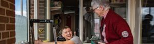 Van Son specialist in gesprek met bewoner bij project Drunen Amerikalaan