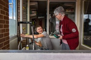 Van Son specialist in gesprek met bewoner bij project Drunen Amerikalaan